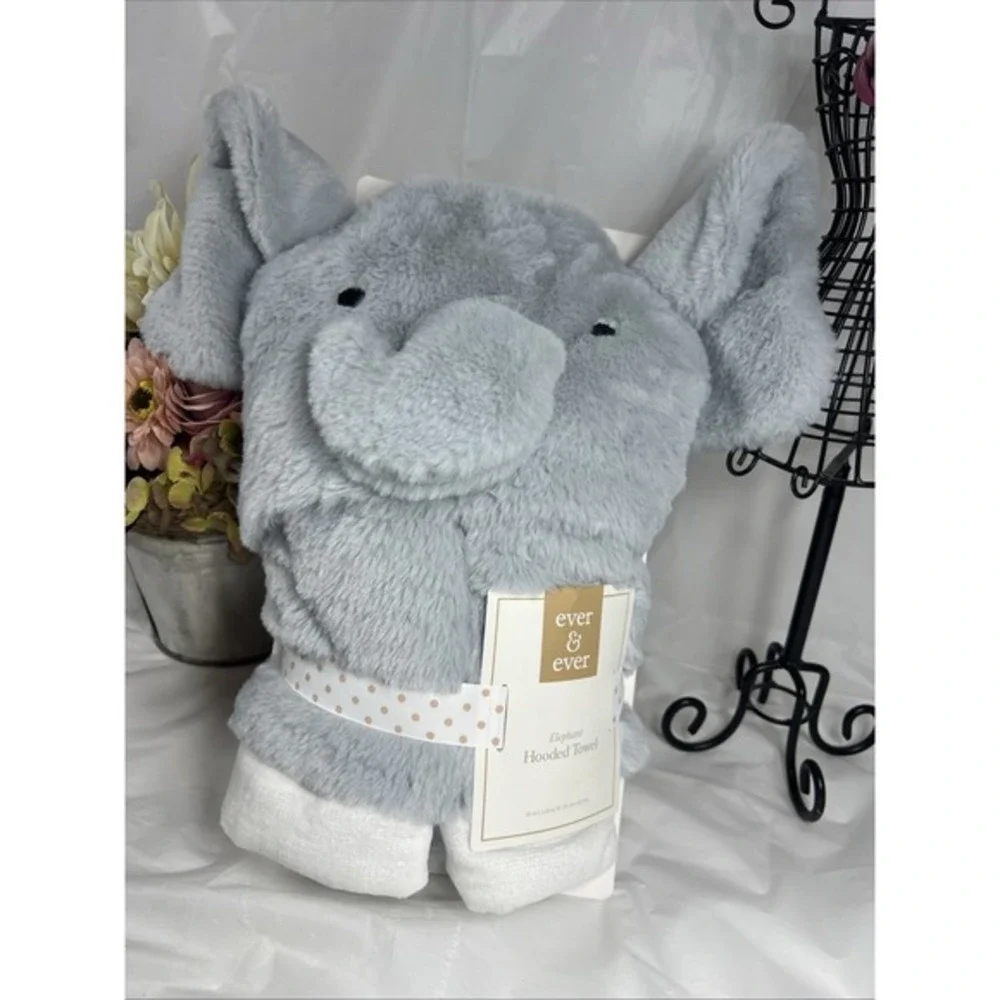 Elephant Hooded Towel By Ever & Ever (30 i L x 26 in W (76 cm x 66 cm))